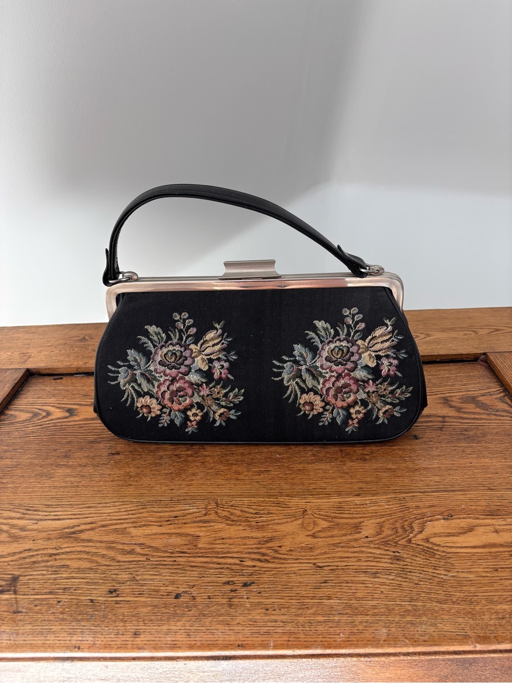 Vintage La Marquise Floral Tapestry Handbag 🌹